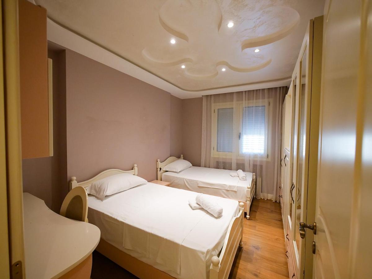Sea Side Apartment Vlorë Esterno foto