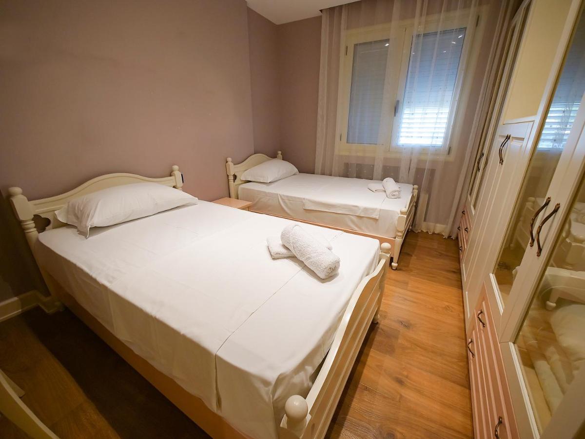 Sea Side Apartment Vlorë Esterno foto