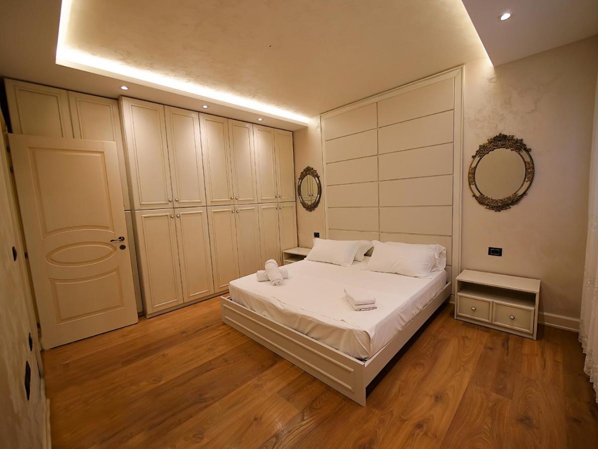 Sea Side Apartment Vlorë Esterno foto