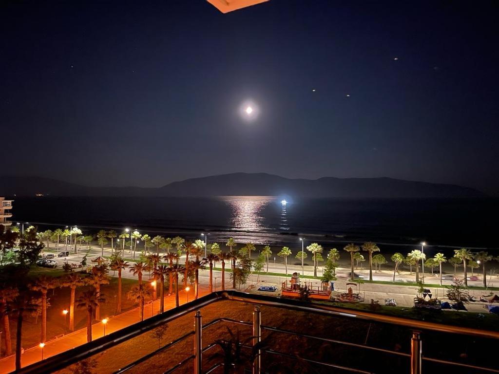 Sea Side Apartment Vlorë Esterno foto
