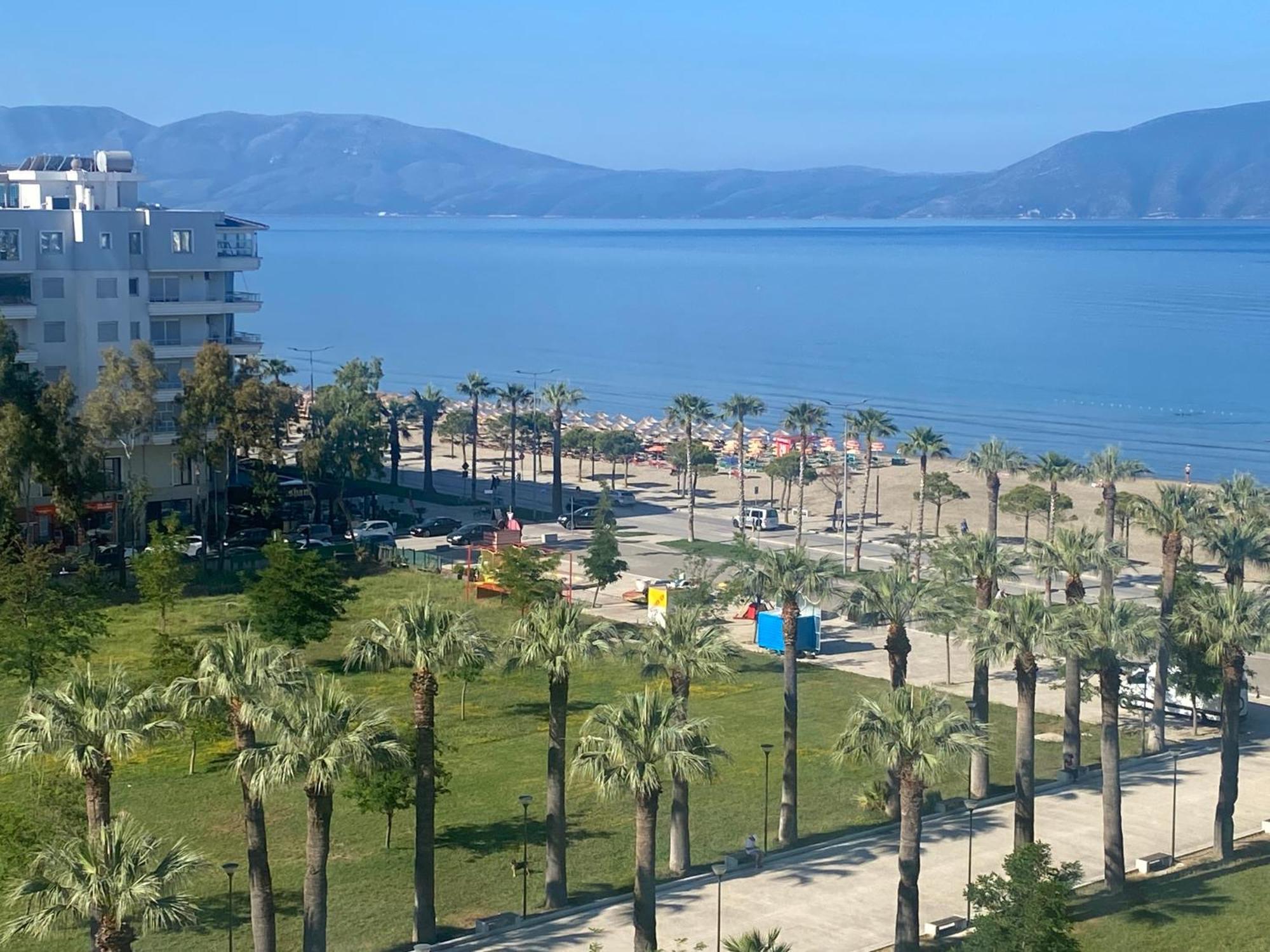 Sea Side Apartment Vlorë Esterno foto
