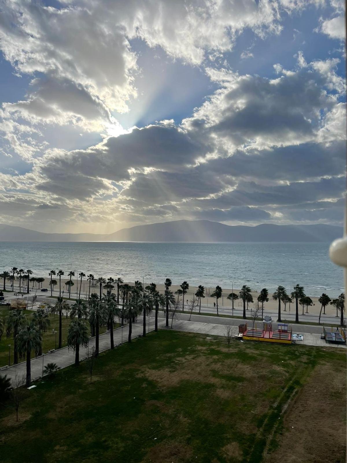 Sea Side Apartment Vlorë Esterno foto