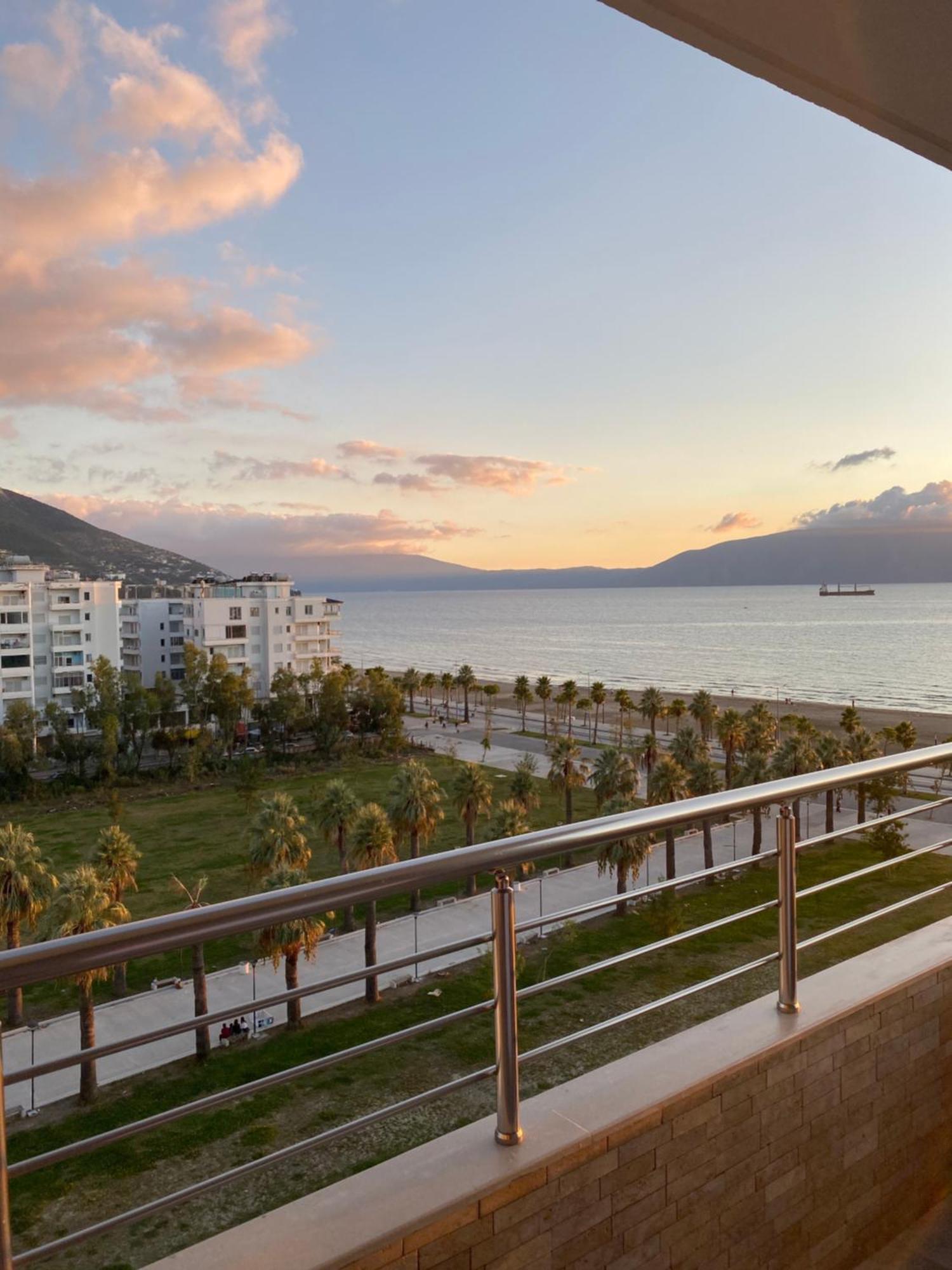 Sea Side Apartment Vlorë Esterno foto