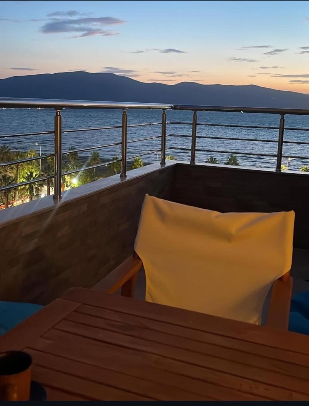 Sea Side Apartment Vlorë Esterno foto