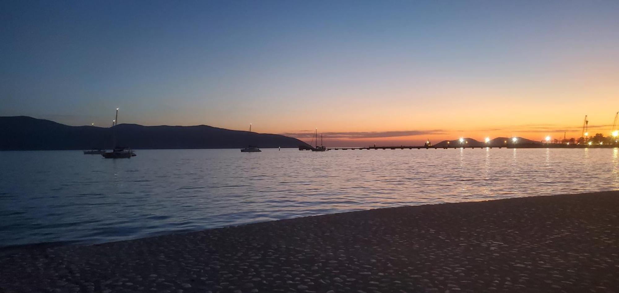 Sea Side Apartment Vlorë Esterno foto